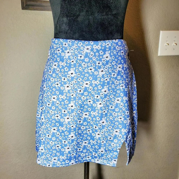 ROMWE Blue Floral Women's Mini Skirt Size 6 Medium - Picture 1 of 12